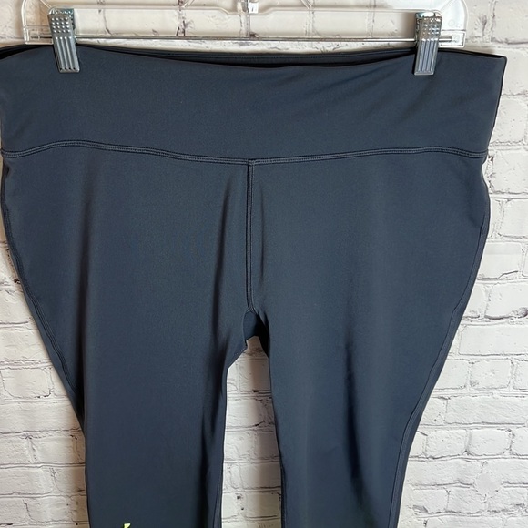 Under Armour HeatGear Compression Style Capri Pants - Picture 2 of 9